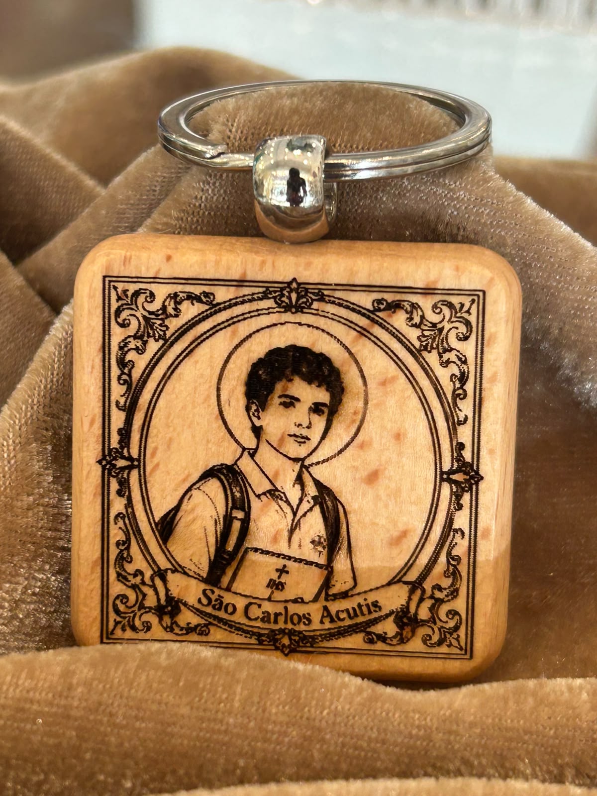 Chaveiro de São Carlo Acutis em Madeira
