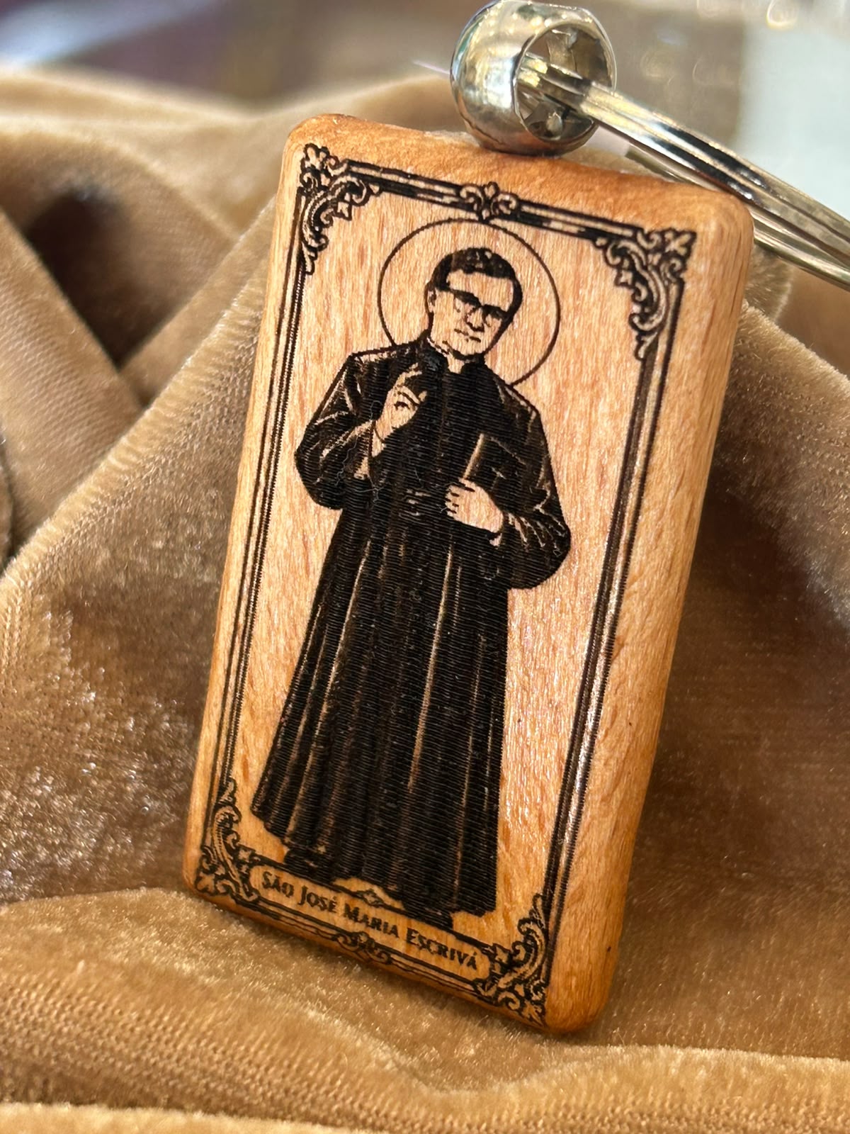 Chaveiro de São Josemaria Escrivá em Madeira