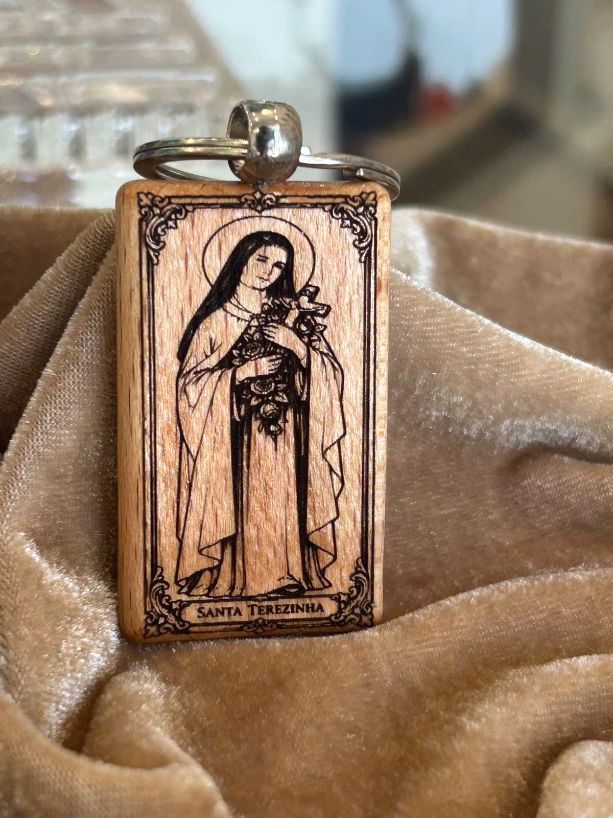 Chaveiro de Santa Teresinha do Menino Jesus em Madeira