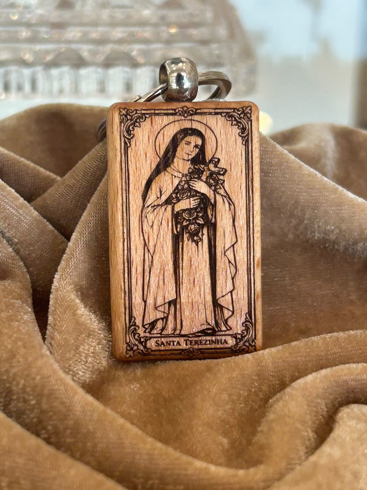 Chaveiro de Santa Teresinha do Menino Jesus em Madeira
