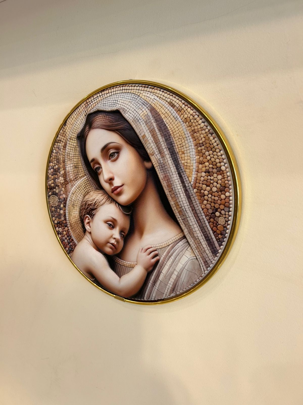 Virgem Maria Segurando Jesus ao Colo Relevo em Resina