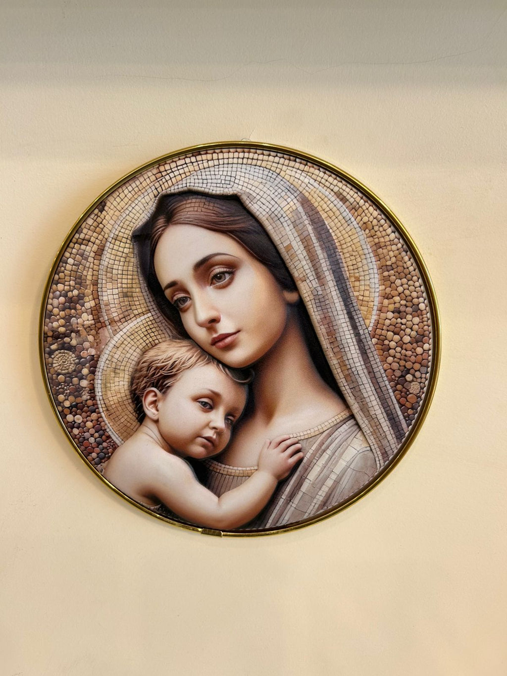 Virgem Maria Segurando Jesus ao Colo Relevo em Resina