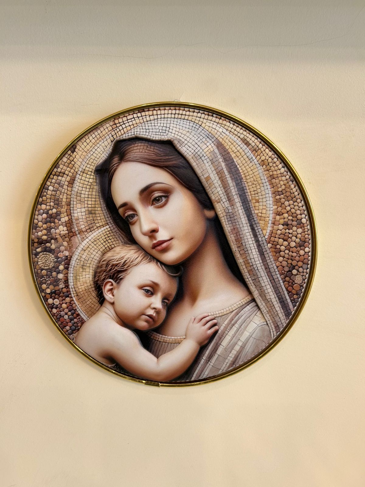 Virgem Maria Segurando Jesus ao Colo Relevo em Resina