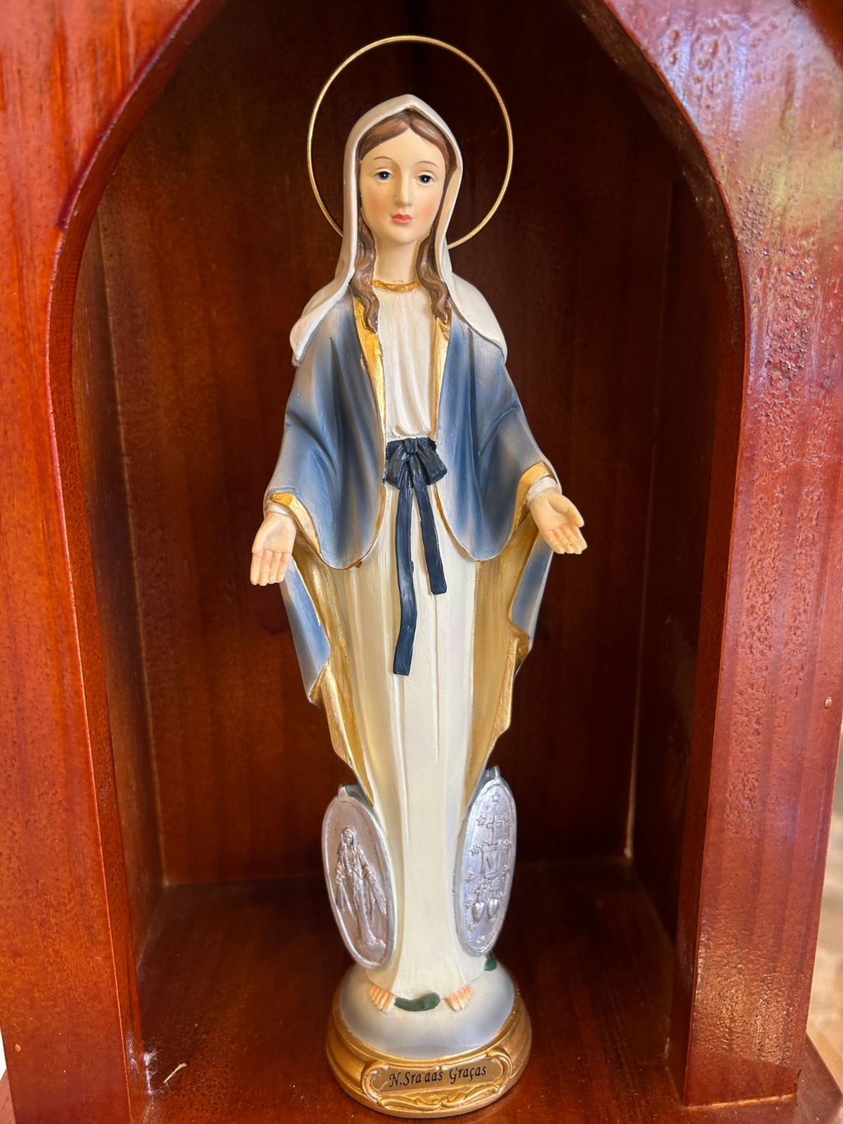Nossa Senhora das Graças - imagem no oratório de madeira